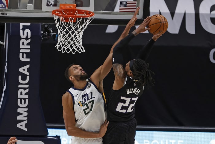 Rudy Gobert (27) looks to block a shot against the Sacramento Kings